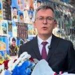 Новий посол Франції в Україні Бріс Рокфей біля Стіни пам'яті в Києві
