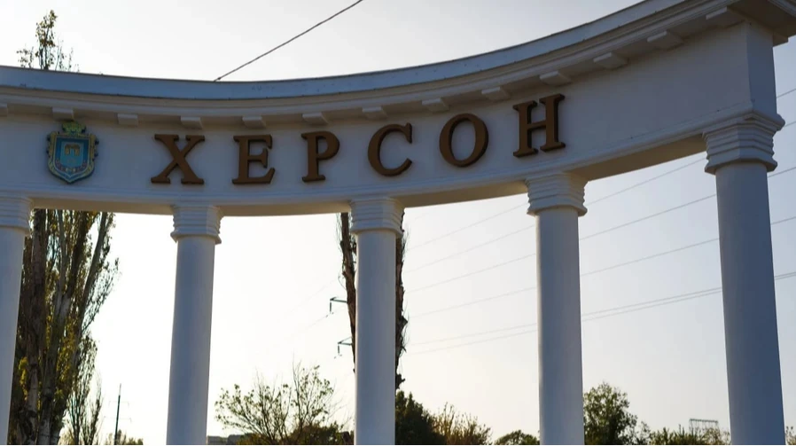 Хлібовоз з написом «ХЛІБ» після удару безпілотника в Центральному районі Херсона