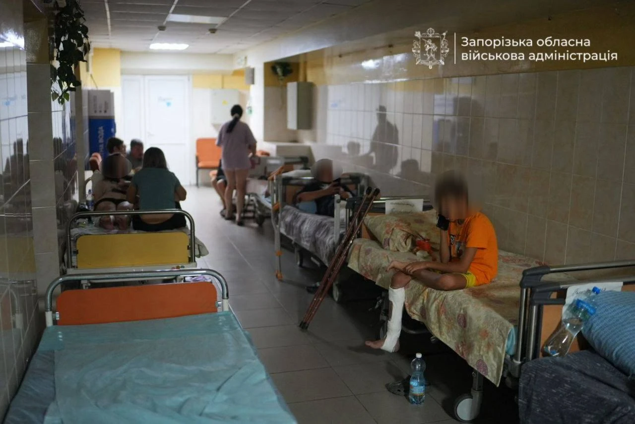 Наслідки удару 4 серпня: понівечені фасад і вікна дитячої обласної клінічної лікарні в Запоріжжі