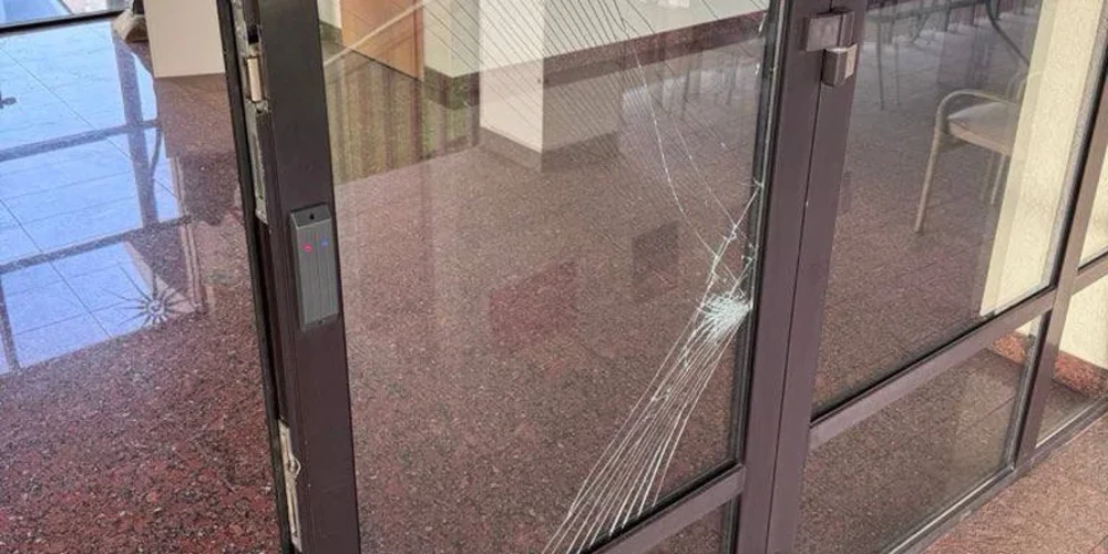 Вирва та пошкоджені двері будівлі посольства Литовської Республіки в Києві після нічної російської ракетної атаки 1 серпня