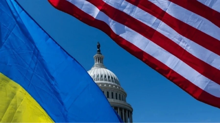 Дональд Трамп на тлі архівного фото (за наявності — символіка співпраці США та України у сфері розвідки)