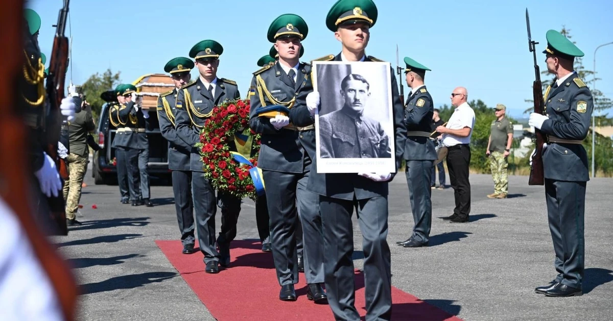 Церемонія зустрічі праху Євгена Коновальця на контрольно-пропускному пункті «Ужгород»