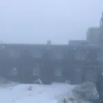 Вкрита снігом каплиця на вершині гори Піп Іван у Карпатах