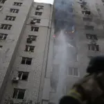 Пошкоджений будинок у Києві після удару, фото ДСНС