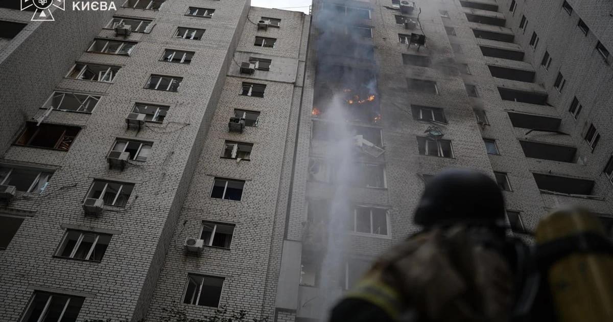 Пошкоджений будинок у Києві після удару, фото ДСНС