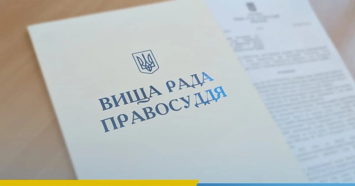 Пошкоджена адміністративна будівля Вищої ради правосуддя у Шевченківському районі Києва з вибитими вікнами