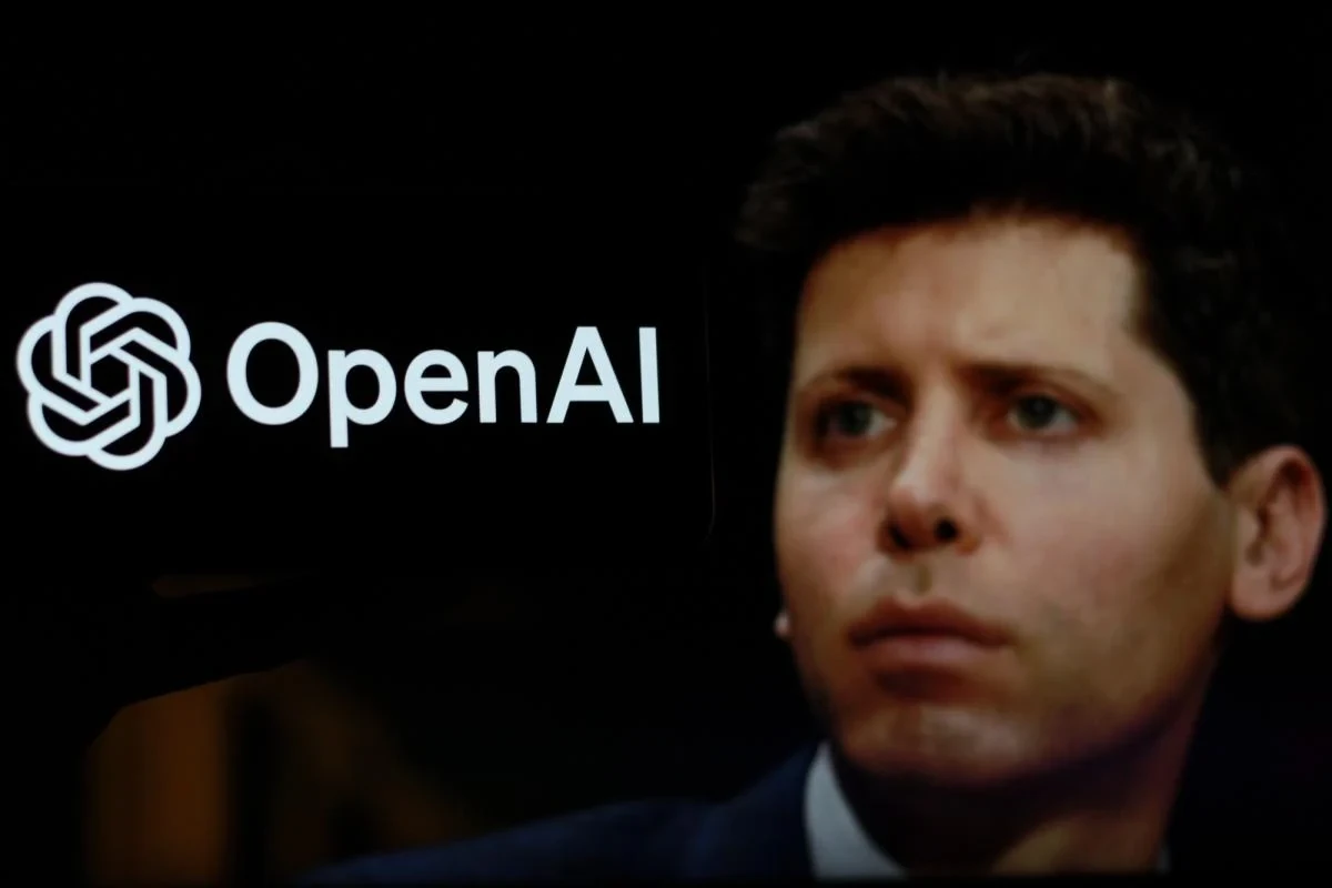 Логотип OpenAI на фоні схематичного зображення урядової бази даних