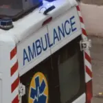 Пошкоджений багатоквартирний будинок і автівки після влучання дрона в Сумах 20 вересня 2026 року