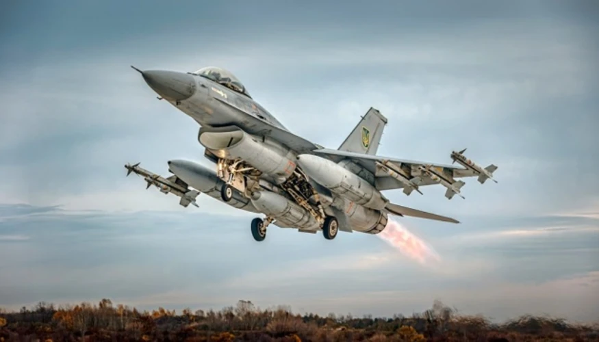 Багатоцільовий винищувач F-16 у небі